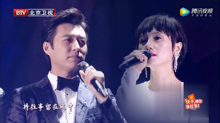 袁泉与靳东合唱《当爱已成往事》,袁泉的音色原来那么好听,歌声非常有