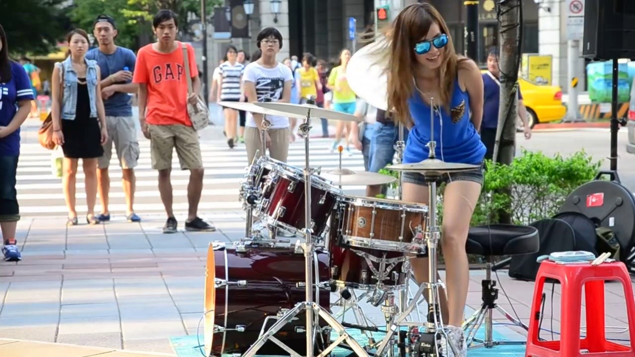 台湾爵士鼓女神陈曼青街头演绎tara《roly poly