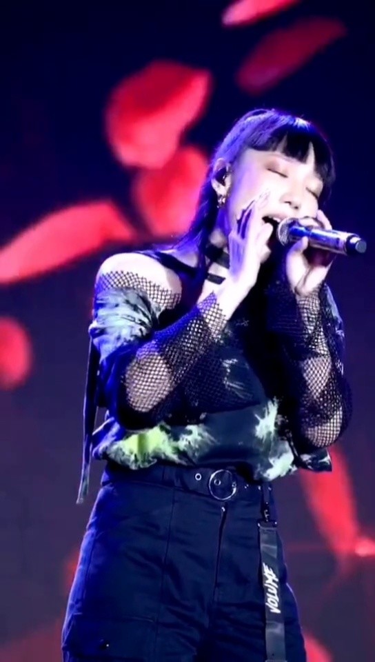 吴莫愁last dance,吴莫愁dance monkey 一曲#lastdance,将回忆倒转回那个夏天,又开始循环上头了#梁龙#吴莫愁