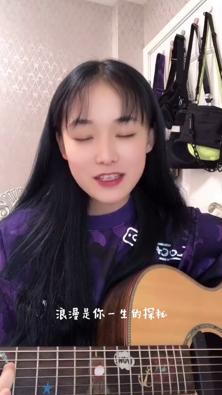 小蓝背心目及皆是你治愈系笑容