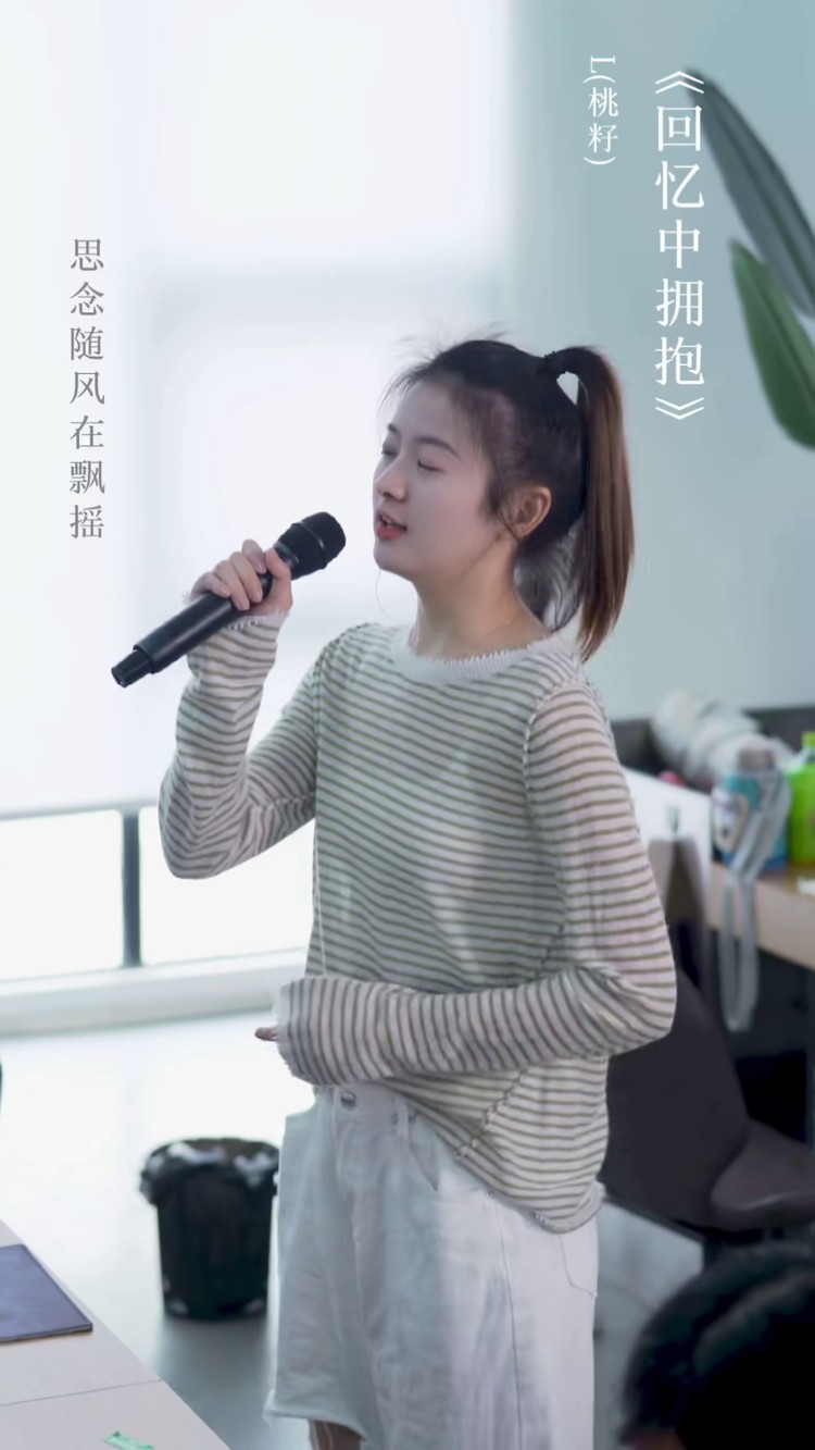 贵州歌手桃子图片